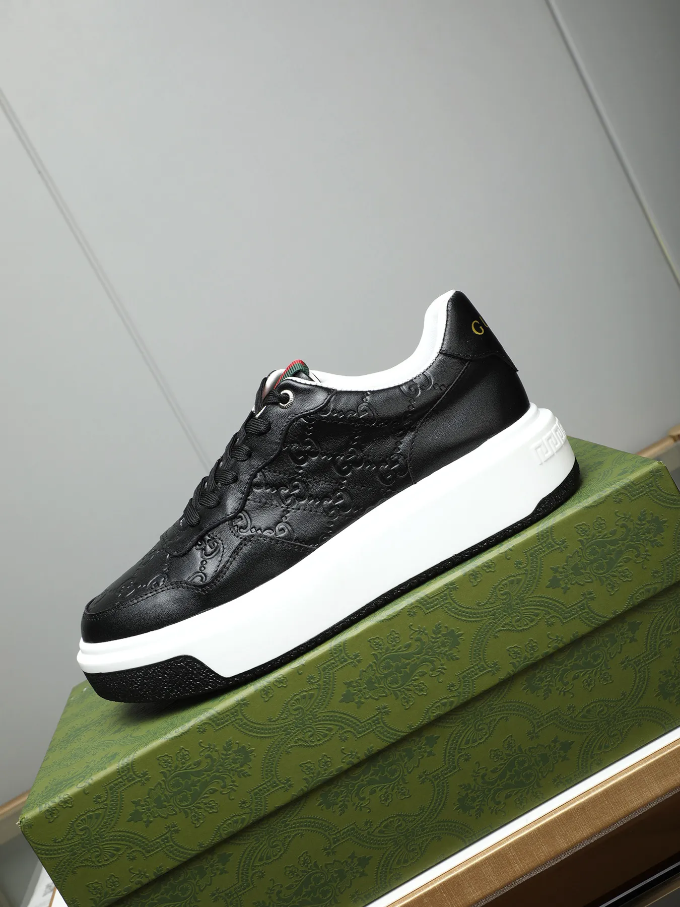 Men's shoes 💰480 New men's shoes GUCCI Fashion trend Made of first-layer calfskin ➕ washed sheep lining! The foot feels super comfortable and the workmanship is impeccable. Foam ultra-light outsole, size: 38-44 (45 customized) 4 colors to choose from!